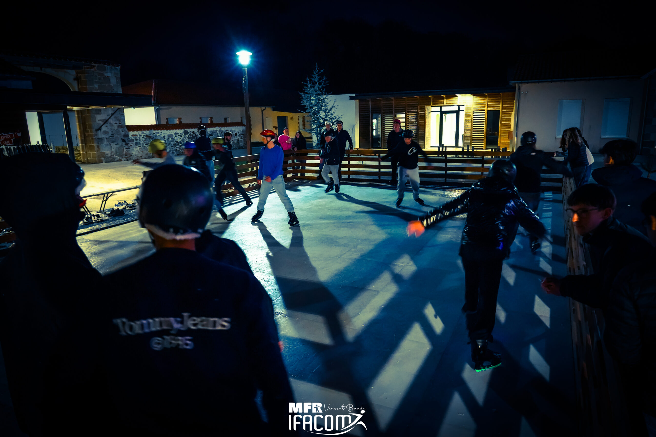 jeunes qui font de la patinoire