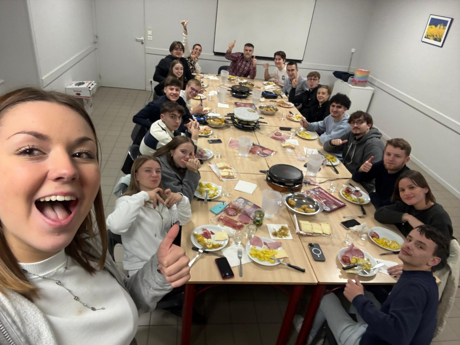 jeunes qui mangent une raclette