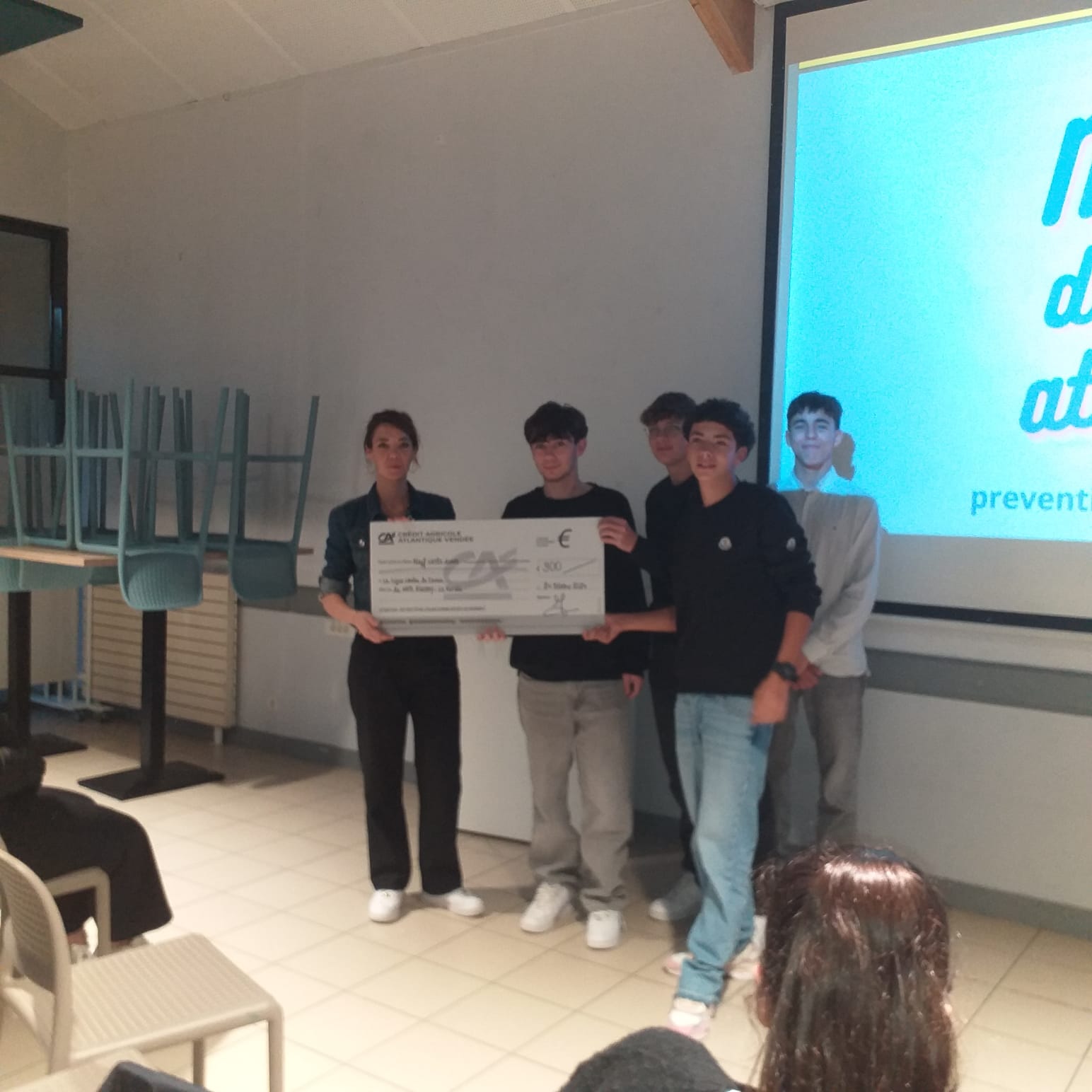 jeunes avec un chèque