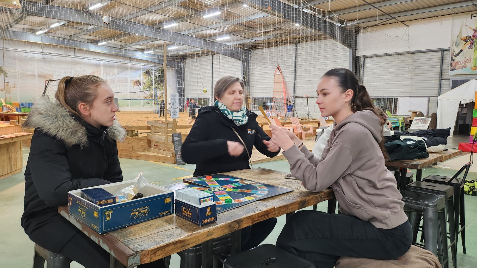 jeunes qui jouent à des jeux de société