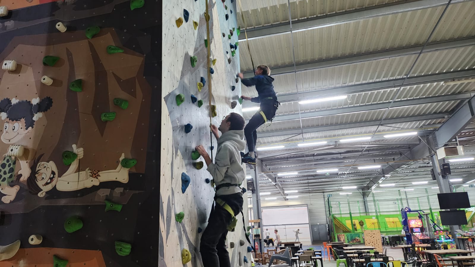 Jeunes qui font de l'escalade